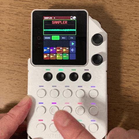 KANTAN Samplerのパッドを押して音を重ねる様子