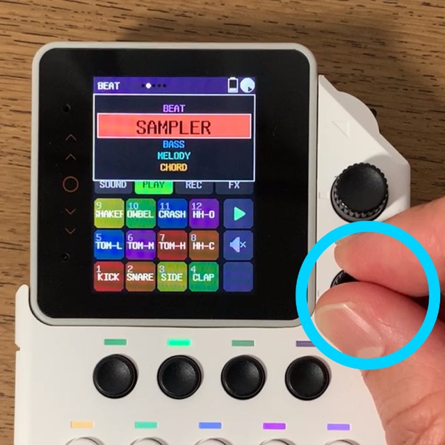 下ダイヤルでSAMPLERパートを選ぶ操作の静止画