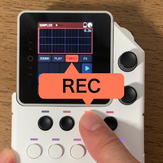左から3番目のモードボタンを押してRECモードへ切り替える操作